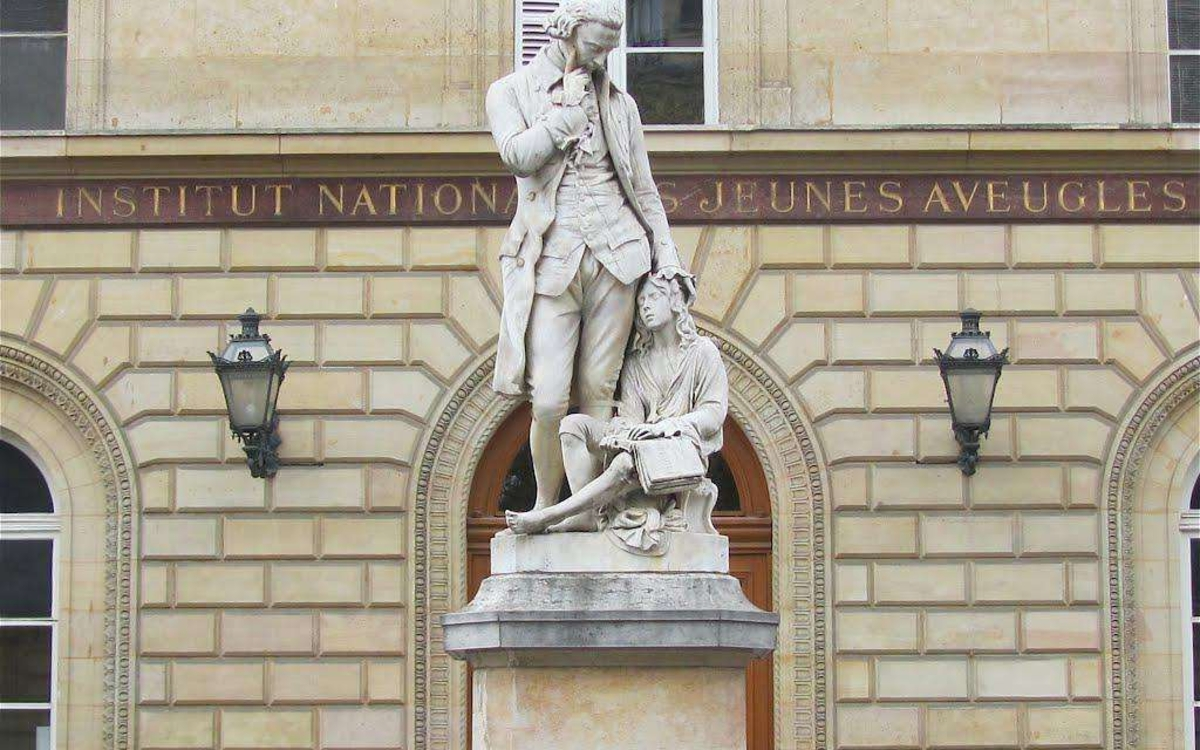 Statut de Valentin Haüy devant la façade de l'inja louis braille.