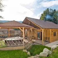 Découvrez les chalets du Domaine du Haut Jardin DR