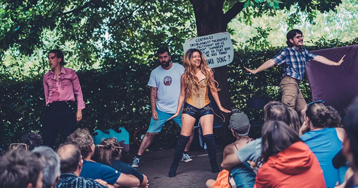 Un spectacle de rue sur les vertiges de l'amour