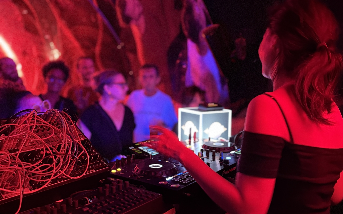 UNBOX revient au 211 le vendredi 18 septembre 2026 pour une 7e édition de la house à la techno, de 19 h à 23 h 30.