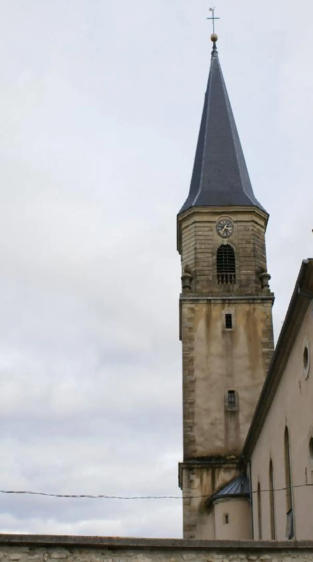 L'Eglise Saint-Jean-le-Baptiste à Hirsingue, sur un ciel laiteux