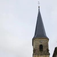 L'Eglise Saint-Jean-le-Baptiste à Hirsingue, sur un ciel laiteux DR