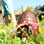 Une chasse aux oeufs autour de la rivière