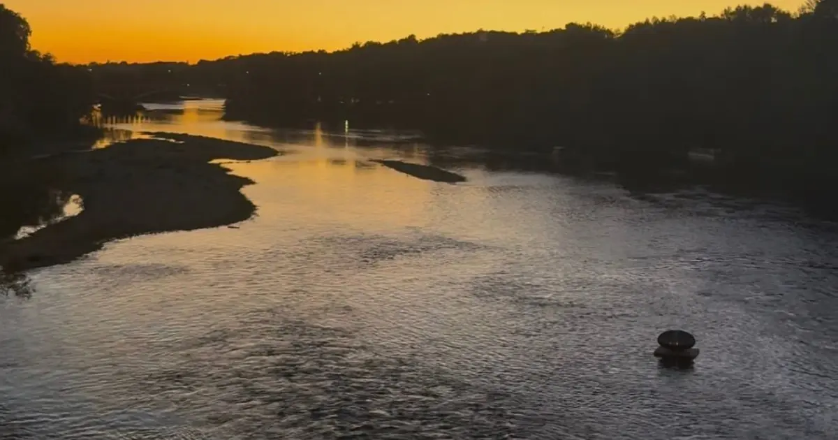 Une étrange sculpture lumineuse vient d’apparaître au milieu de la Loire : mais qu’est-ce que c’est ?