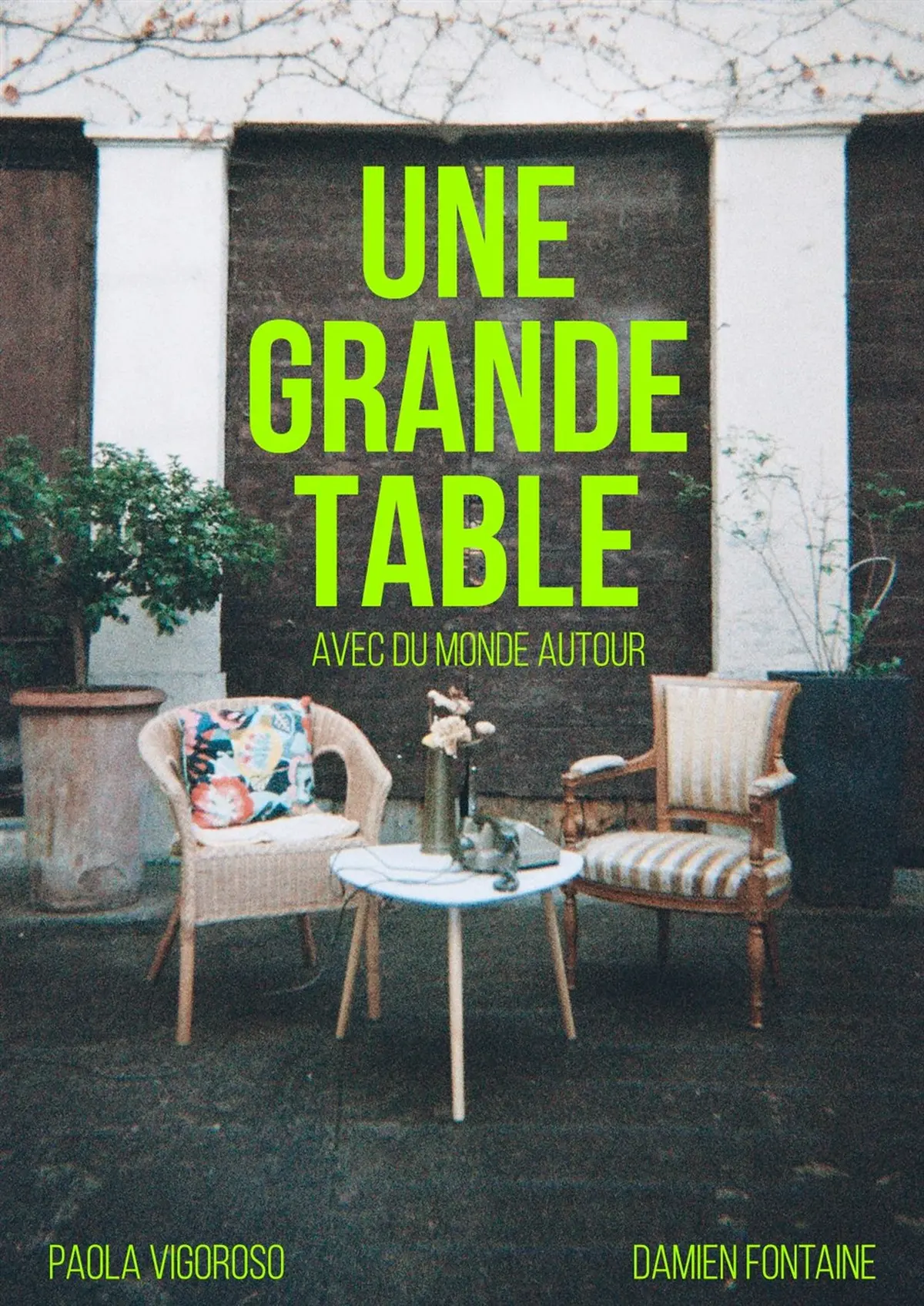 Une grande table avec du monde autour