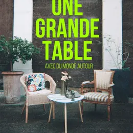 Une grande table avec du monde autour