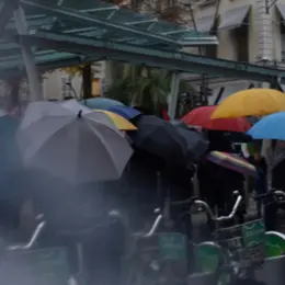Une photographe fait le trottoir