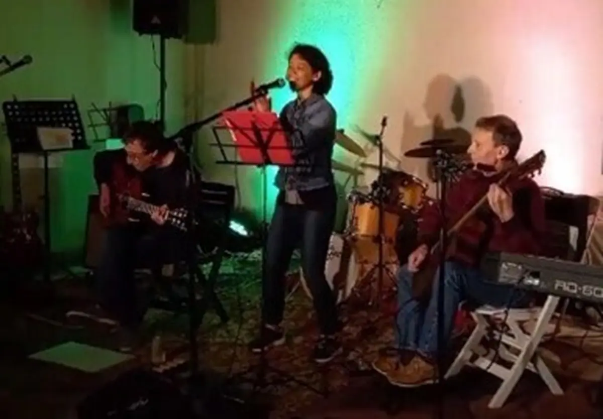Une rue, un espace et surtout des musiciens près du Café de la mairie