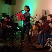 Une rue, un espace et surtout des musiciens près du Café de la mairie