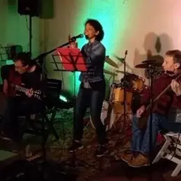 Une rue, un espace et surtout des musiciens près du Café de la mairie