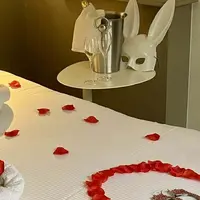 Une bouteille de Crémant vous attend dans la chambre d'hôtel DR