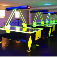 Une salle avec 4 FastTracks (Hockey de table) permet de diversifier les activités &copy; Cristal Bowling