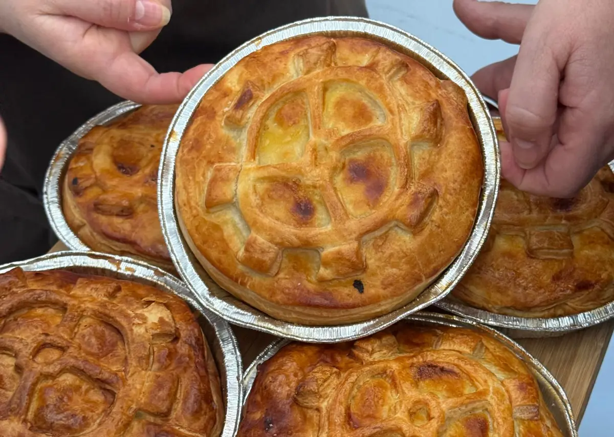 Détail de la pâte feuilletée ornée de la roue de Mulhouse, un clin d’œil à l’histoire locale