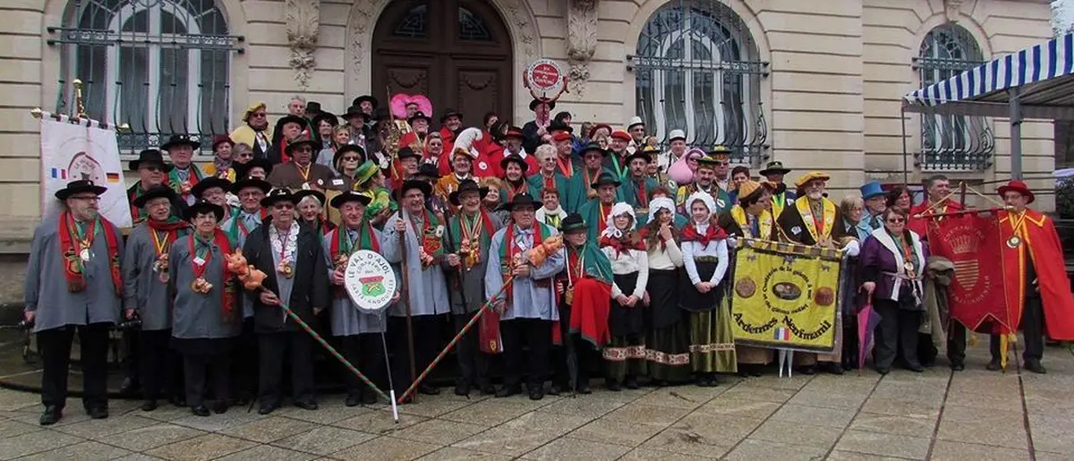 La Confrérie organise la Foire aux Andouilles de Val d'Ajol dans les Vosges 