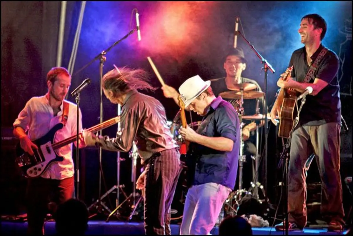 Un groupe festif qui part à la conquête des salles de spectacle de la région