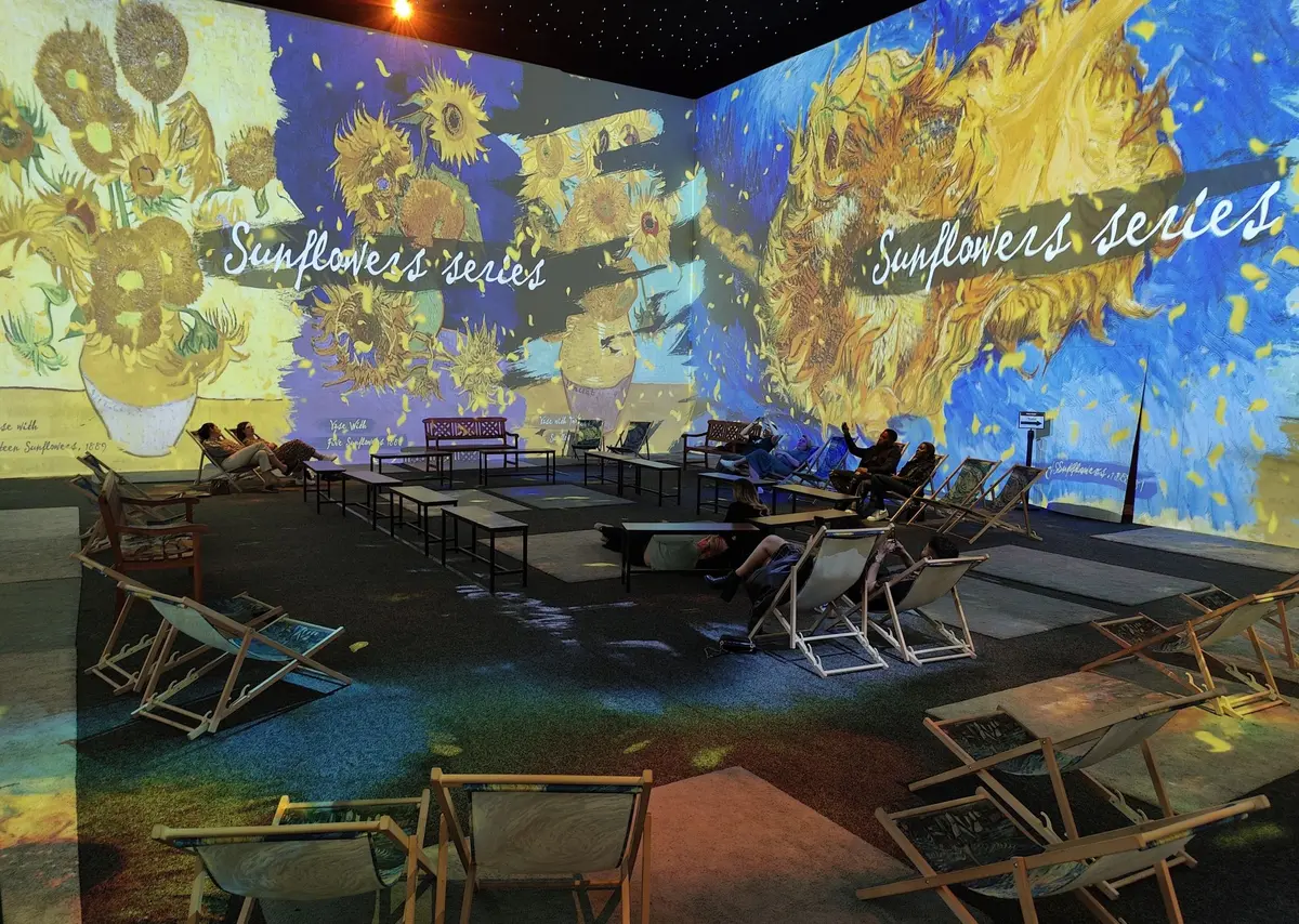 Vous serez entourés des Tournesols si reconnaissables de l'artiste