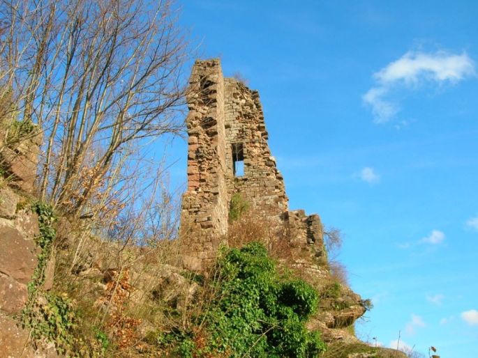 Vaste et ancien château, Guirbaden n\'est aujourd\'hui plus que le vestige de son passé.