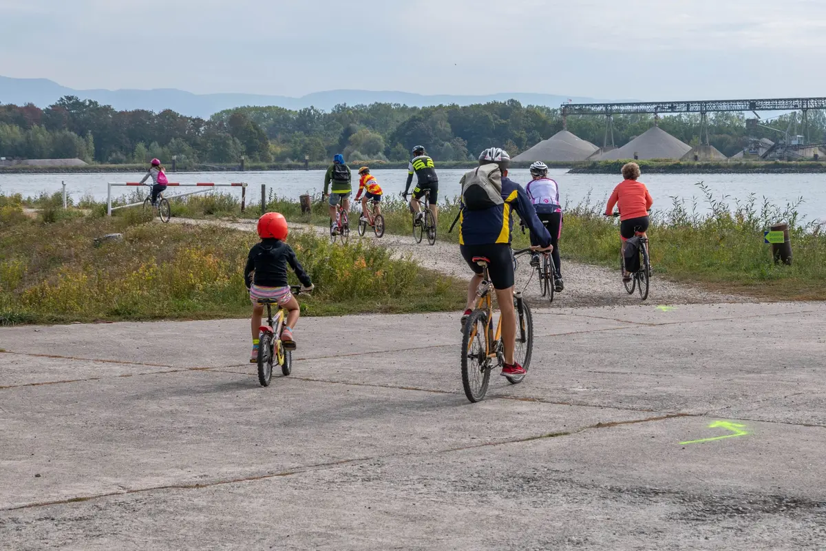 Les cyclistes profitent d’un parcours au bord de l’eau