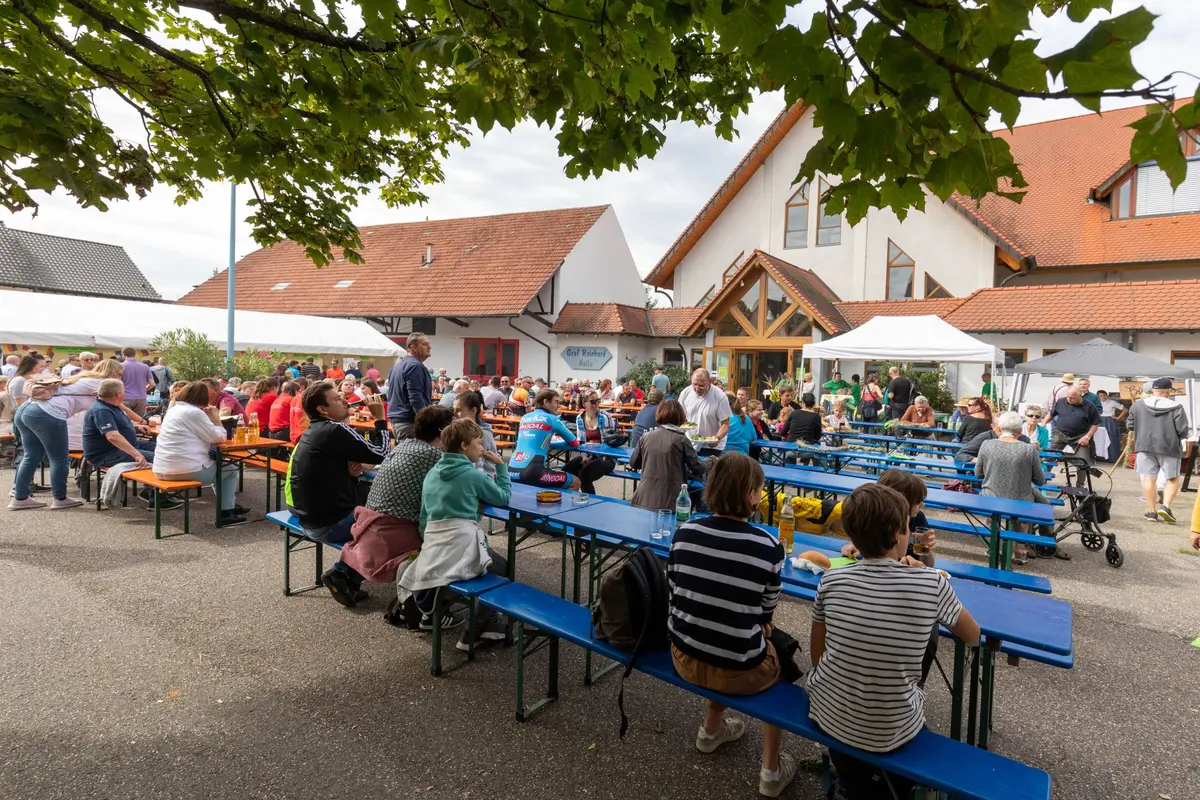Pause conviviale autour de grandes tablées installées en plein air