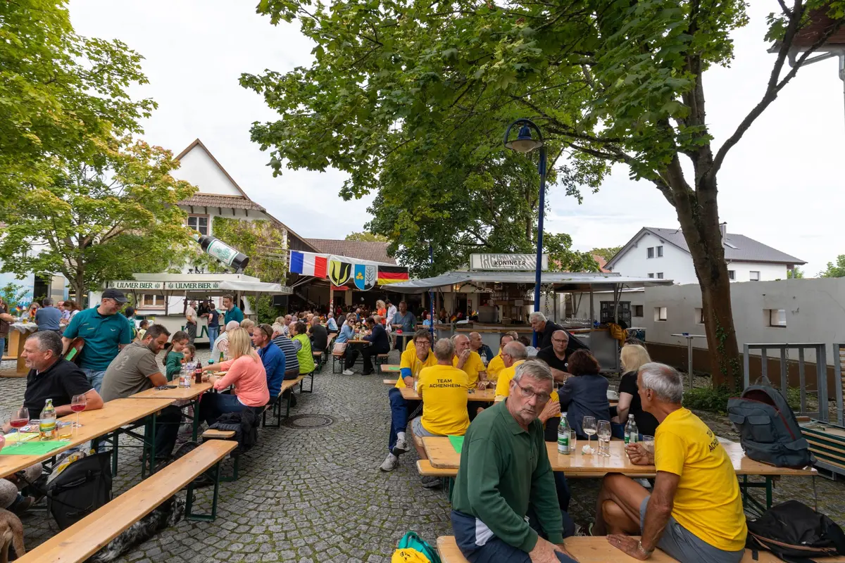 Ambiance chaleureuse et gourmande sous les arbres