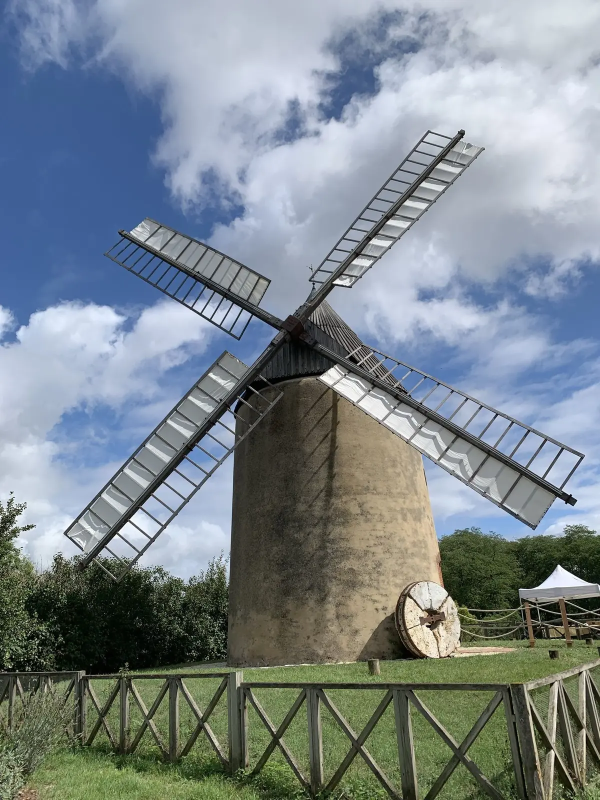 Venez Entrer Dans L'Histoire Du Village Et De La Fabrication De Farine Au Moulin à Vent