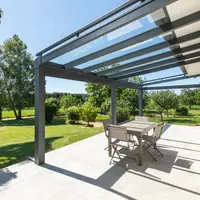 Couvrir sa terrasse sans perdre en luminosité à l'intérieur, voilà tout l'enjeu de cette installation &copy; Verral