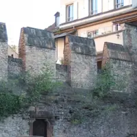 Juste derrière l'église Ste Madeleine, des vestiges de l'enceinte médiéval de Strasbourg sont visibles DR
