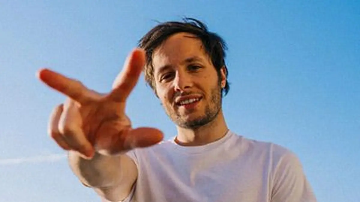 Vianney en tournée : le chanteur revient sur scène après une pause et la construction d'une cabane