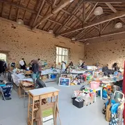 Vide grenier et marché aux fleurs