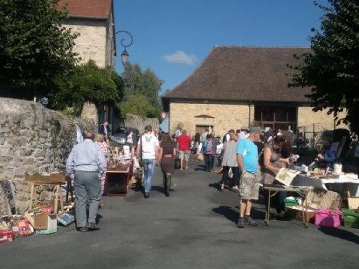 Vide-greniers village  au Pays de l'or