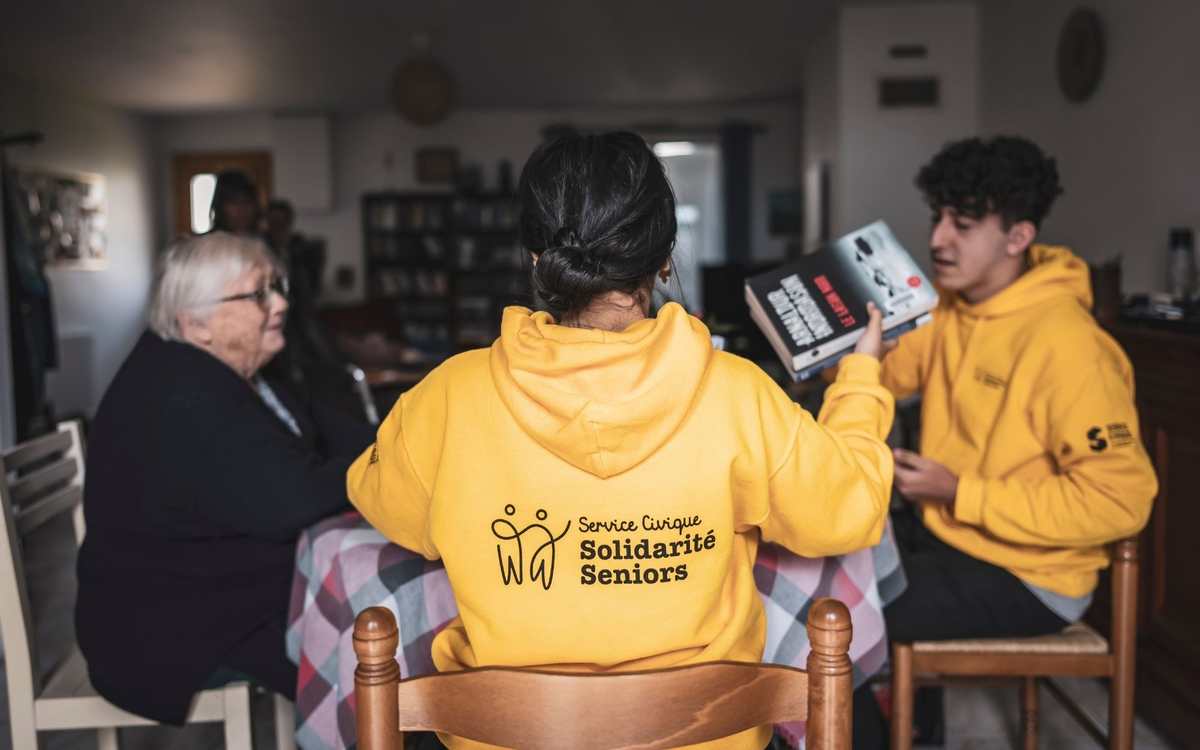 Vieux et jeunes ensemble : une rencontre du Service Civique Solidarité Seniors