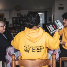 Vieux et jeunes ensemble : une rencontre du Service Civique Solidarité Seniors