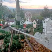 Village miniature illuminé, marché de Noël et concert