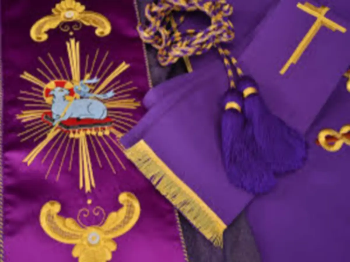 Visite de la crèche et exposition d'habits sacerdotaux - Eglise de Saint Michel de Livet