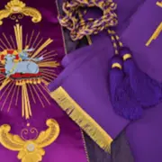 Visite de la crèche et exposition d'habits sacerdotaux - Eglise de Saint Michel de Livet