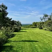 Visite des jardins dessinés selon la technique japonaise du sakkei ou de la vue empruntée, avec les Pyrénées et vallons en toile de fond - Rdv aux jardins