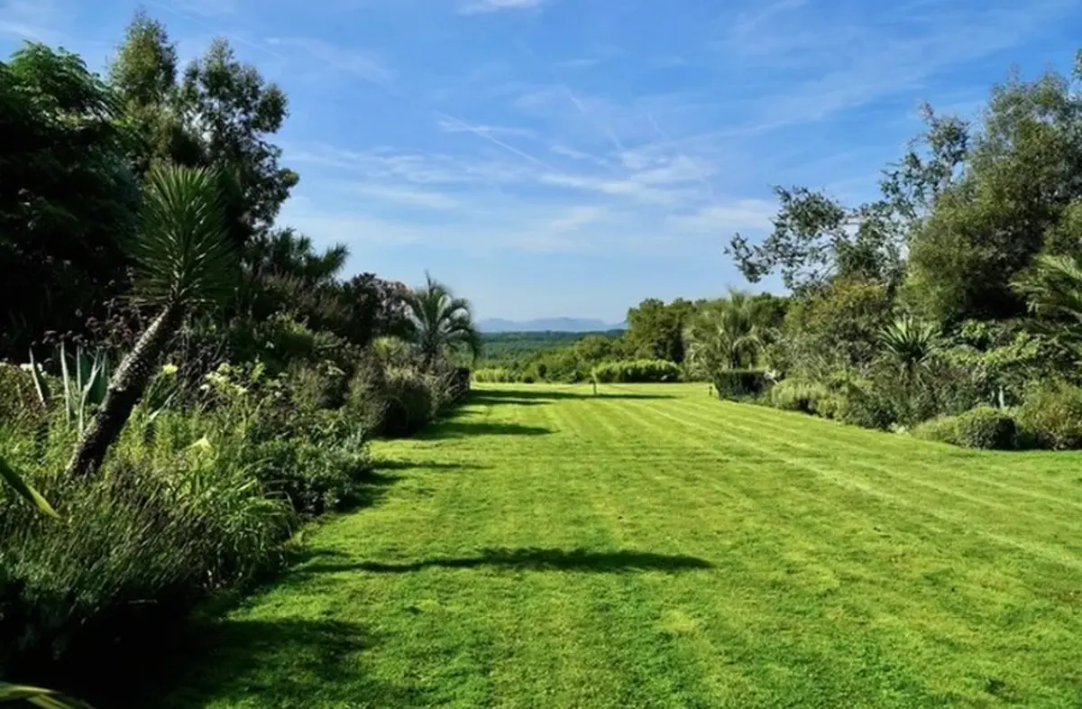 Visite des jardins dessinés selon la technique japonaise du sakkei ou de la vue empruntée, avec les Pyrénées et vallons en toile de fond - Rdv aux jardins