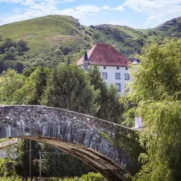Visite du bourg de Baigorri en basque par l'animateur de Mehaka. Baigorriko bisita
