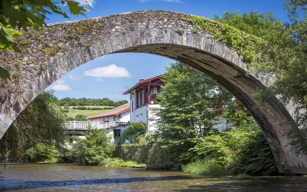 Visite du bourg de Baigorri par l'animateur de Mehaka en français.