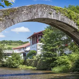 Visite du bourg de Baigorri par l'animateur de Mehaka en français.