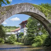 Visite du bourg de Baigorri par l'animateur de Mehaka en français.