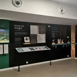 Visite du centre d'interprétation Mehaka sur la Basse Navarre en basque. Mehakaren bisita
