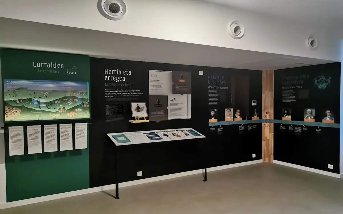 Visite du centre d'interprétation Mehaka sur la Basse Navarre en basque. Mehakaren bisita