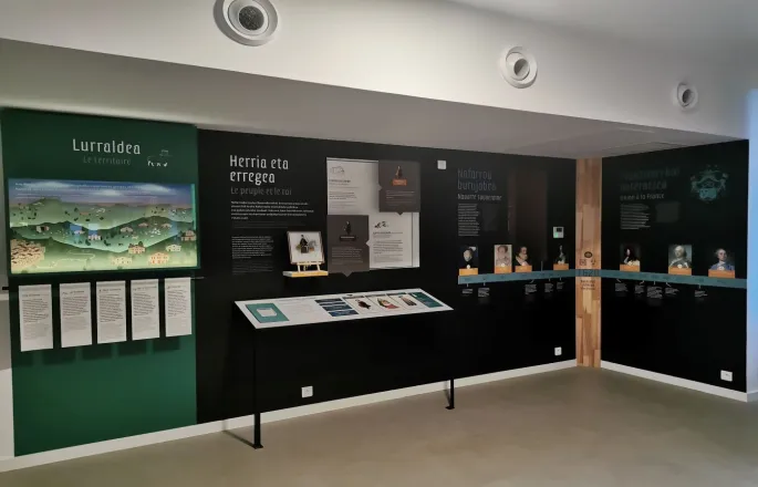 Visite du centre d'interprétation Mehaka sur la Basse Navarre en français.