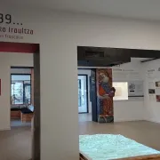 Visite du centre d'interprétation Mehaka sur la Basse Navarre et du village de Baigorri en basque. Mehakaren bisita eta Baigorriko bisita