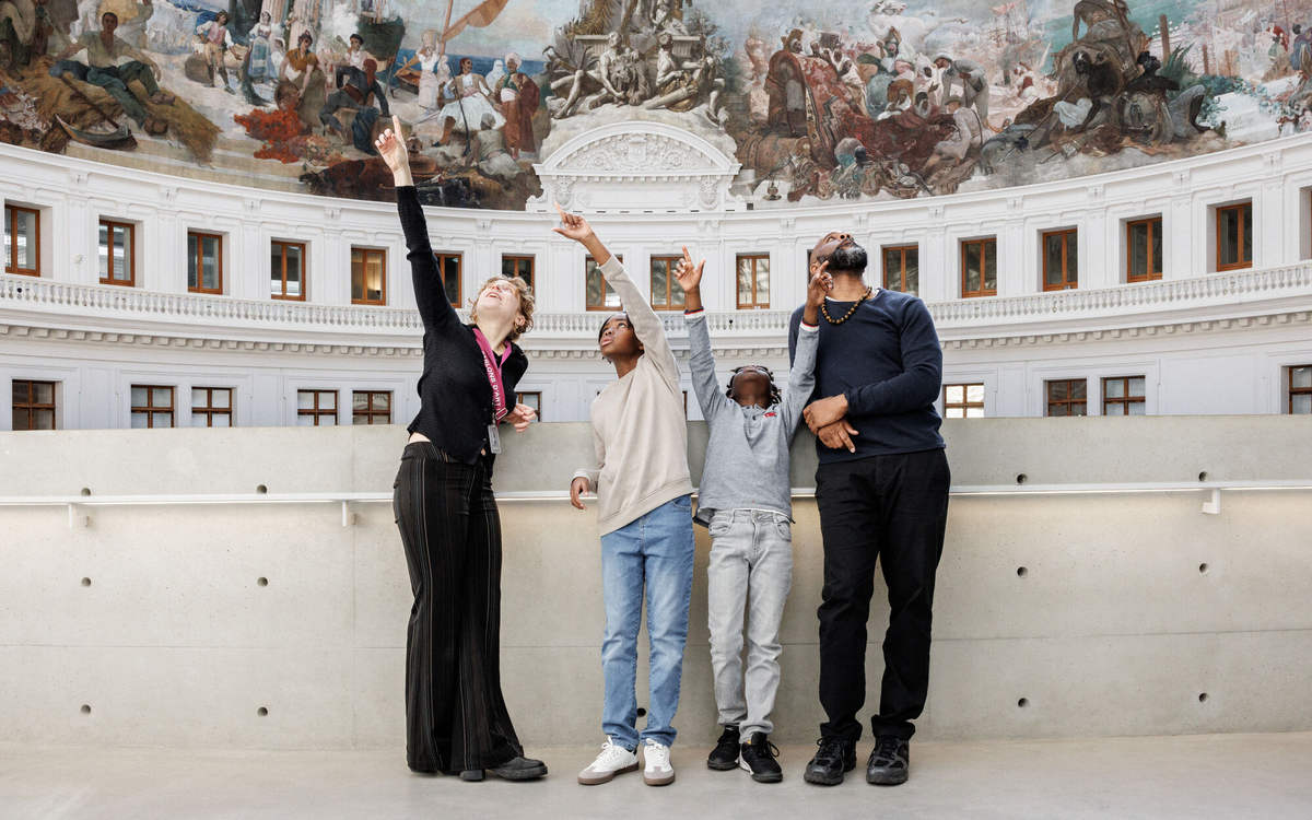 Visite famille. Photo : Florent Michel / 11h45 / Pinault Collection