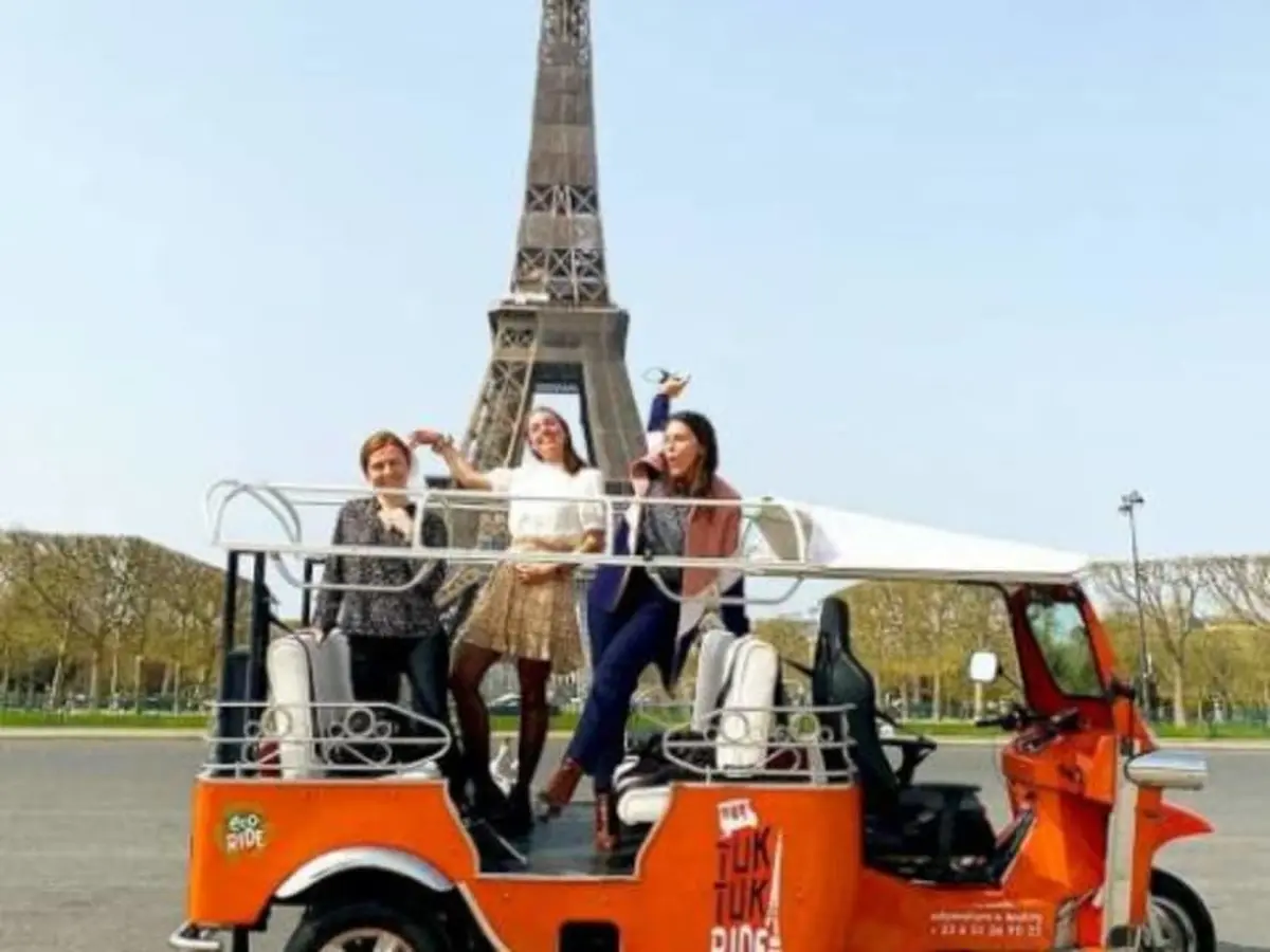 Visite en TukTuk électrique de Paris Champs-Elysées Tour Eiffel