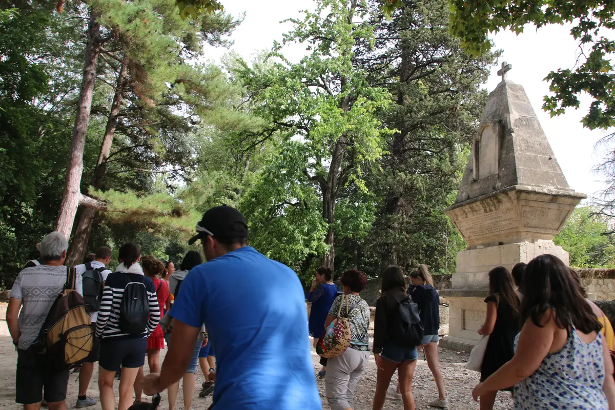 Visite flash des Alyscamps