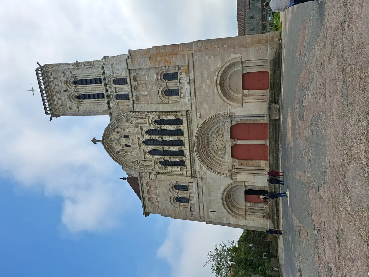 Visite guidée à Vézelay : Entre Ciel et Terre