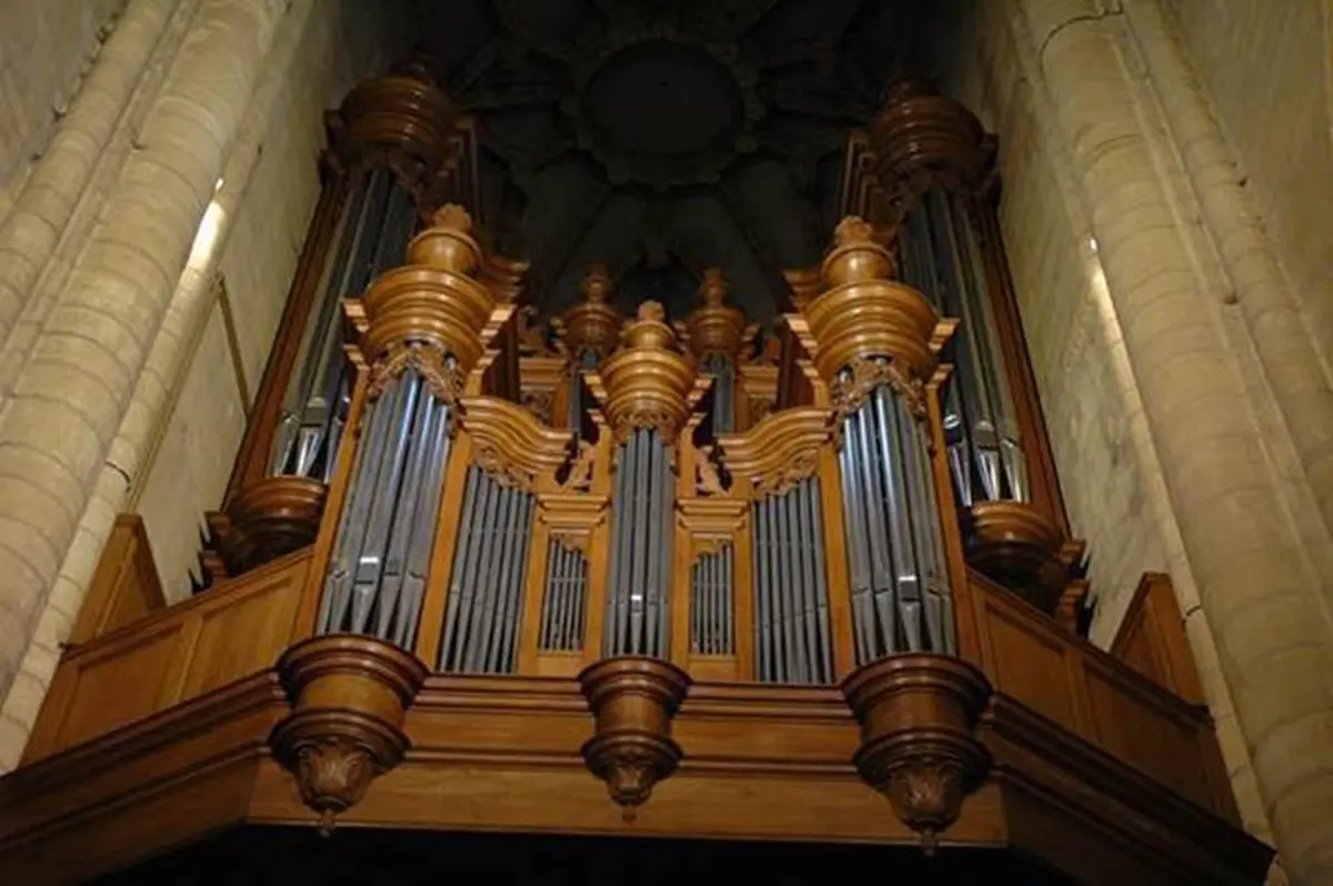 Visite guidée de la Basilique de Mézières, ses vitraux et son trésor d'art sacré